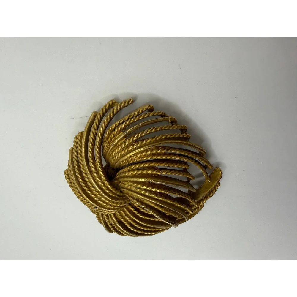 Trifari Gold Tone Textured Metal Rope Twist Brooch Vintage Mid Century Modern